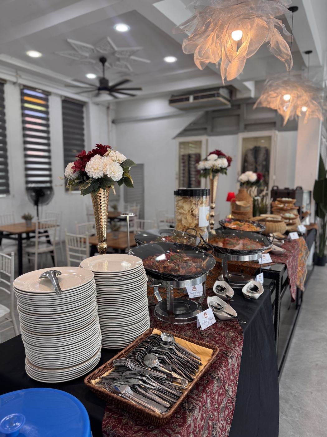 Barisan buffet dengan pinggan tersusun dan hidangan panas di majlis