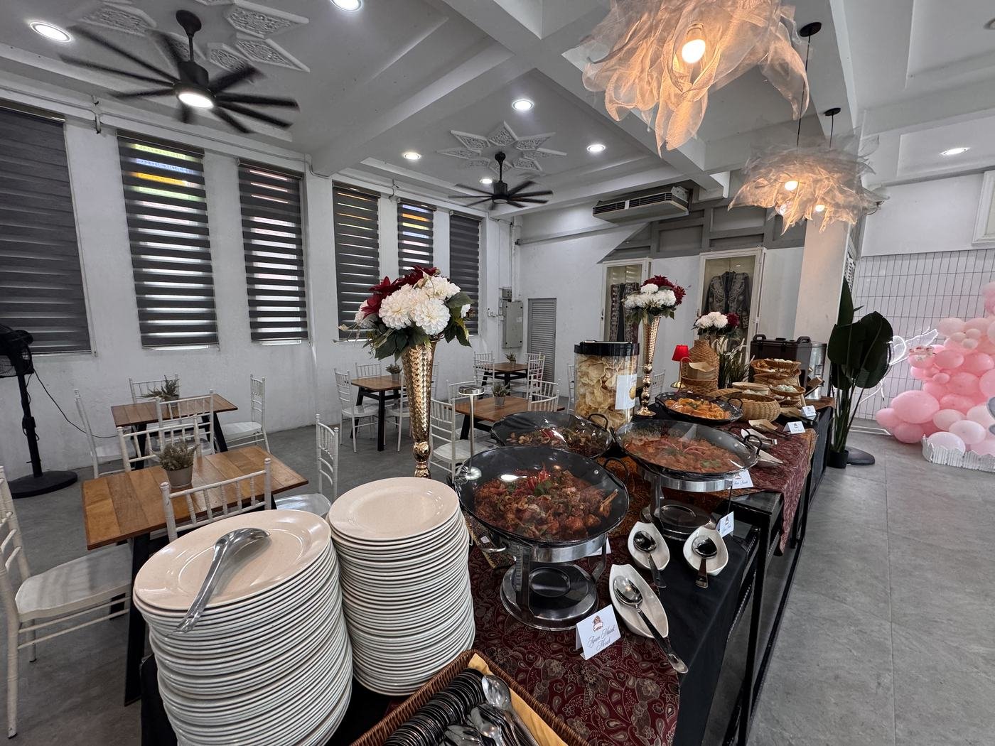 Ruang majlis dengan barisan buffet dan susunan meja tetamu