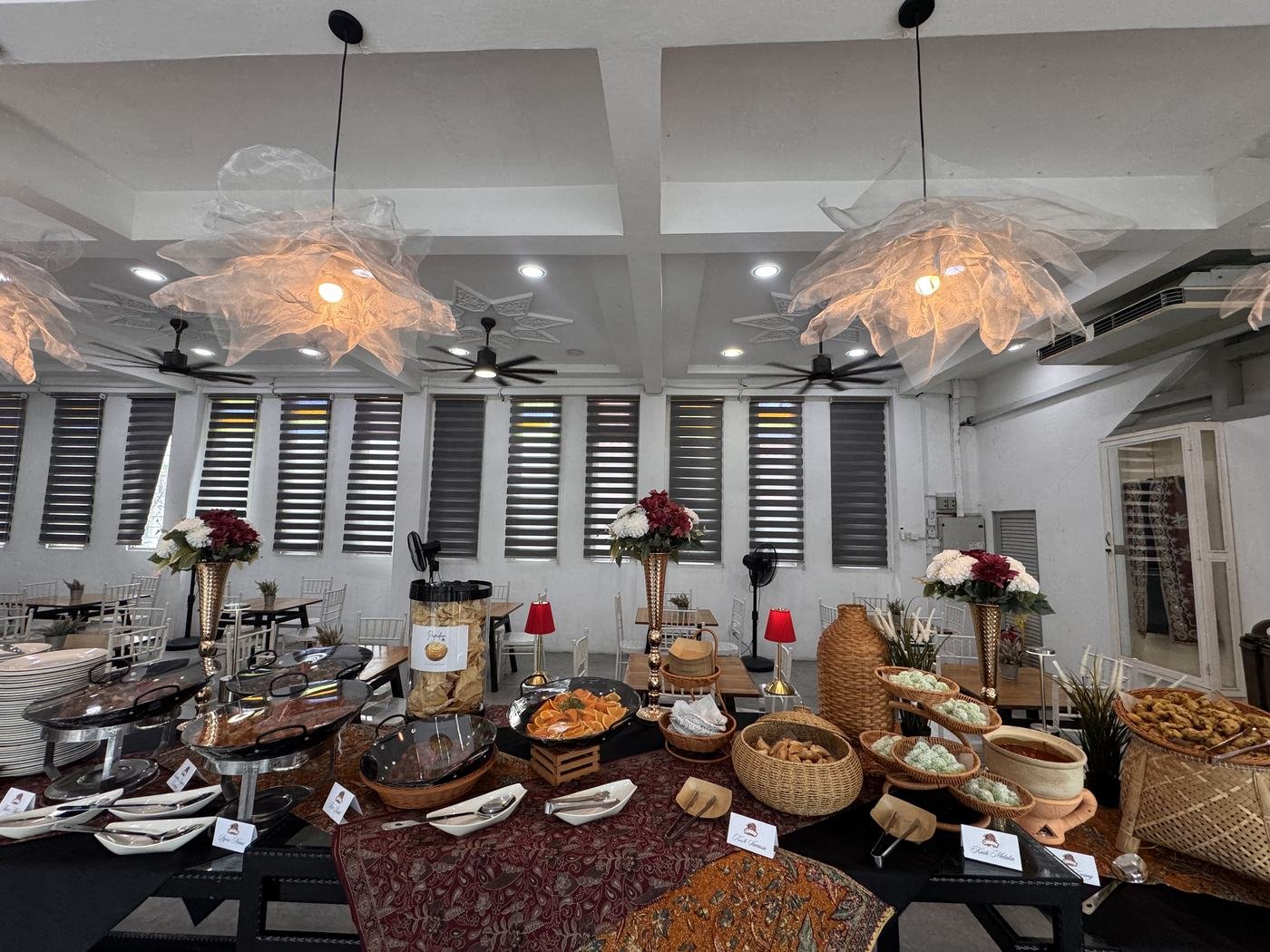 Hidangan buffet lengkap di atas meja beralas batik