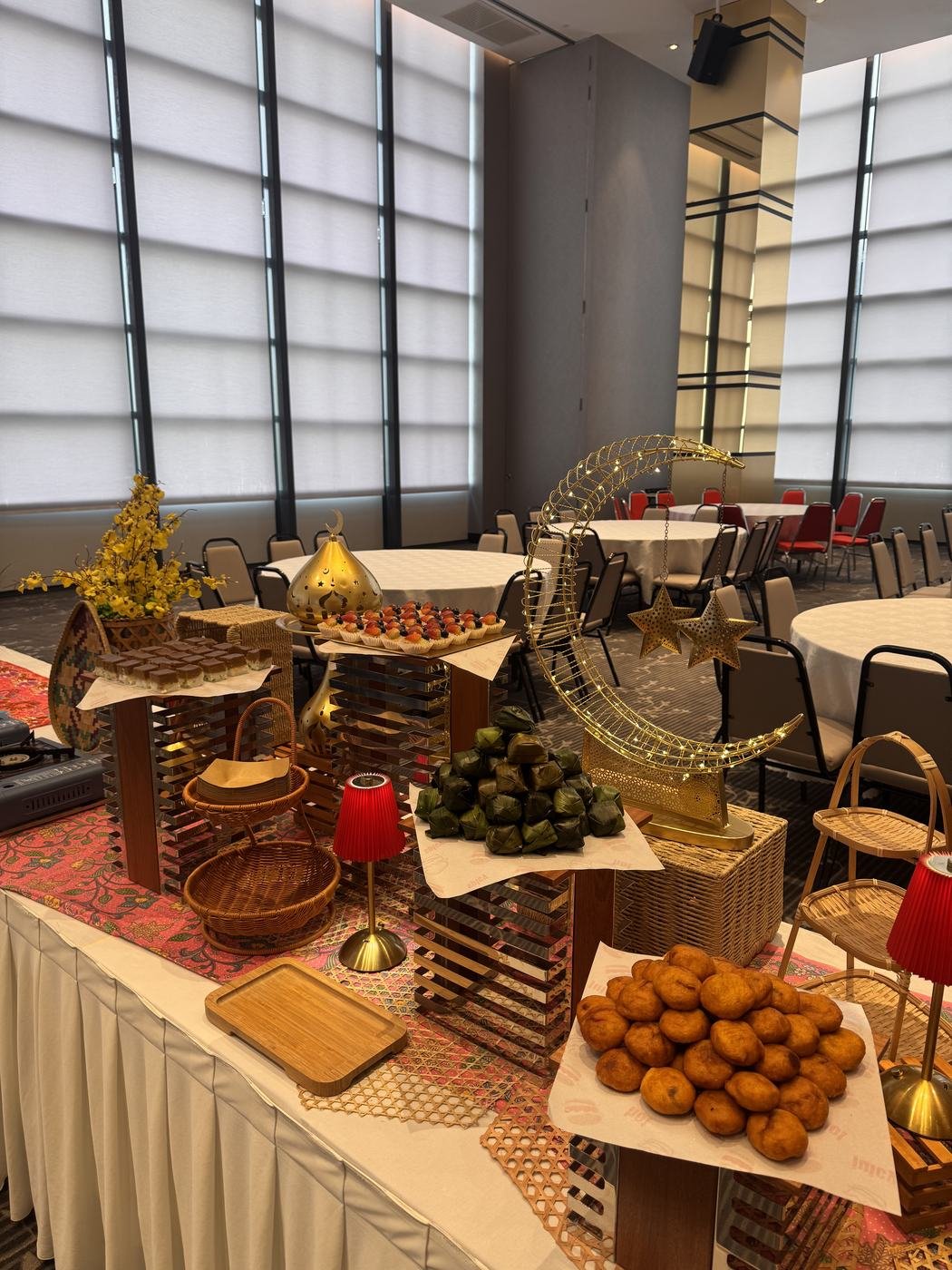 Dessert counter bertemakan Raya dengan hiasan bulan sabit