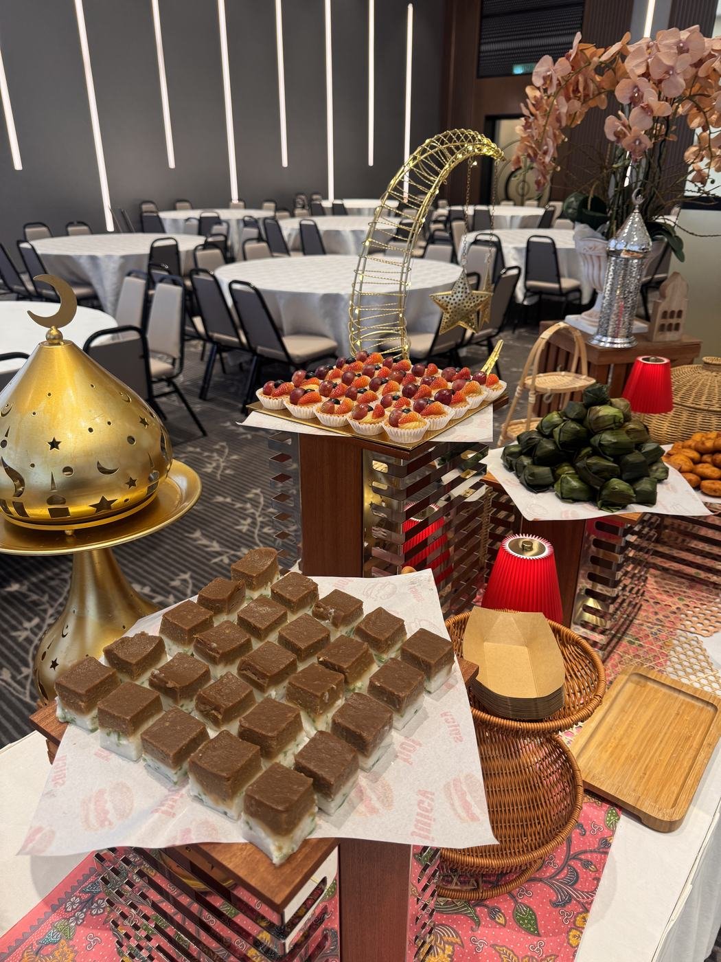 Pencuci mulut dan kuih-muih tersusun di dessert counter