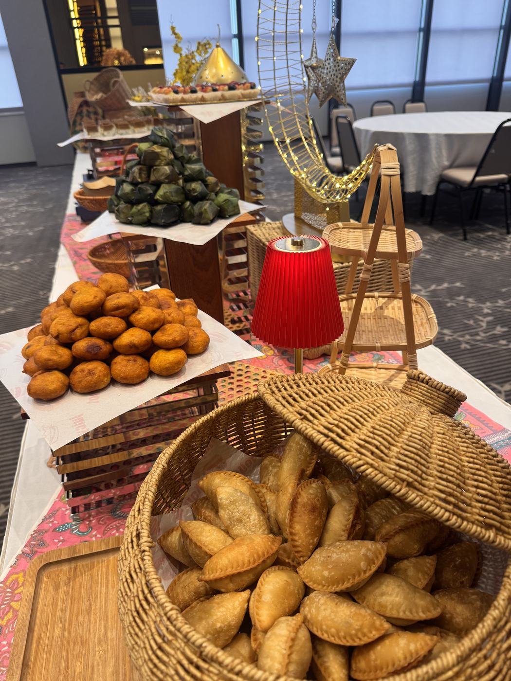 Karipap dalam bakul rotan bersama kuih koci