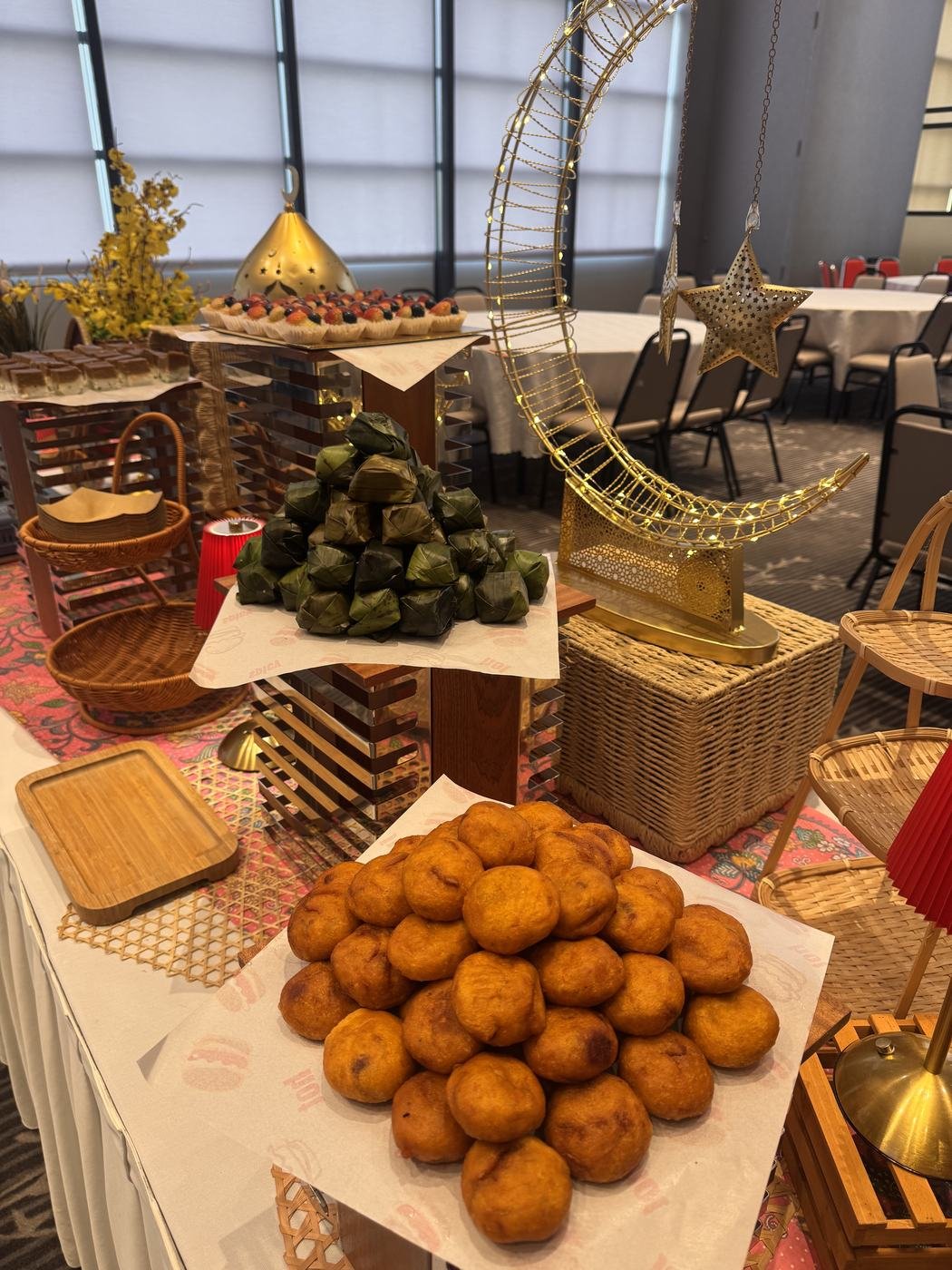 Timbunan cucur dan kuih koci di meja dessert