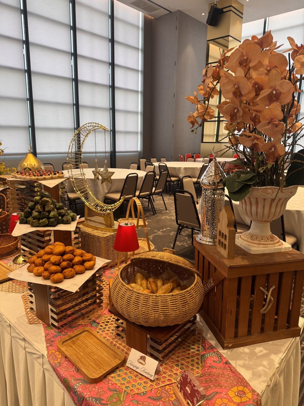 Dessert counter dengan hiasan orkid dan bakul rotan