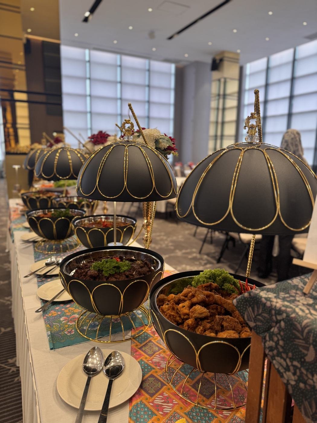 Hidangan buffet House Of Cahaya Kingdom dalam bekas saji hitam bercorak emas