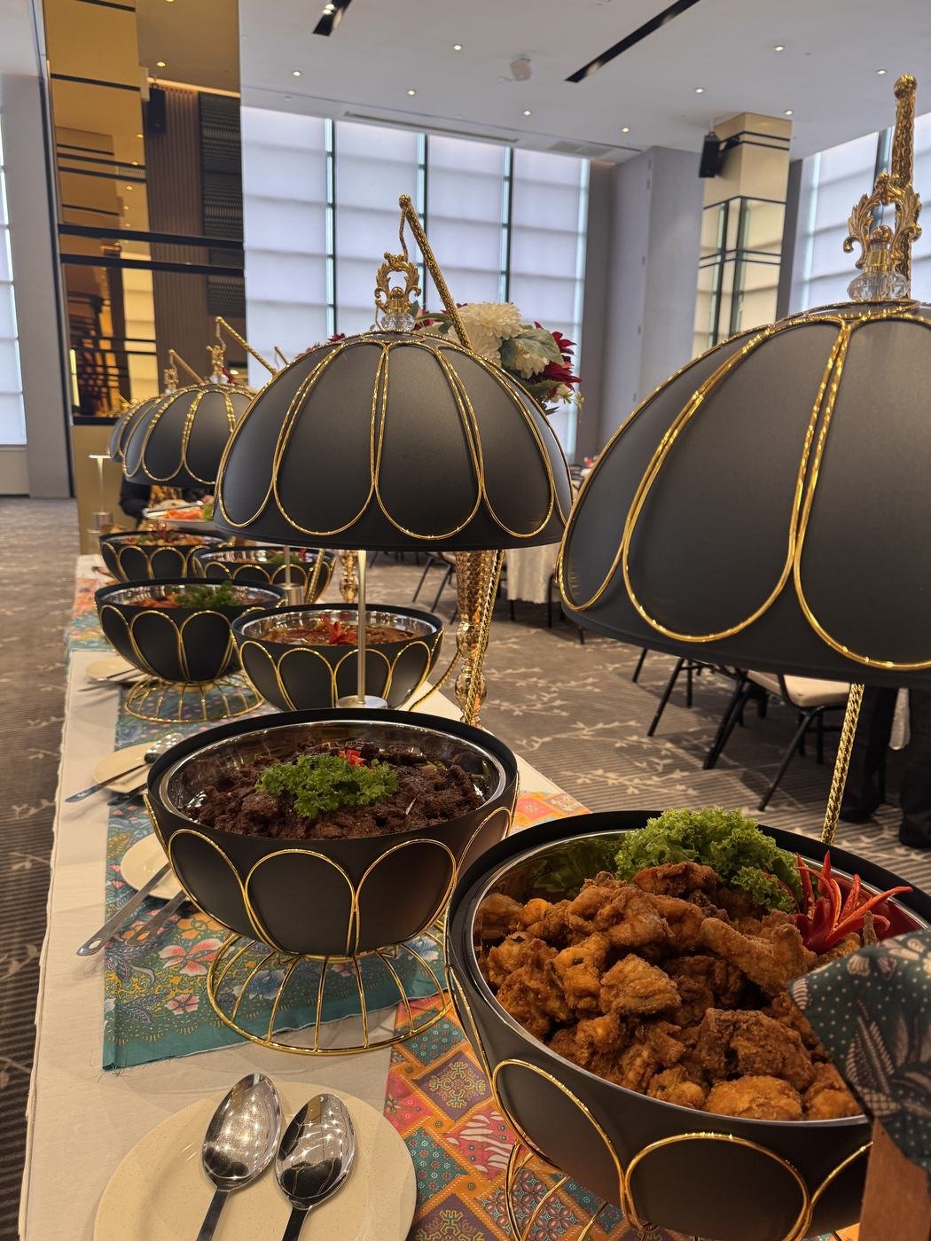 Ayam goreng dan lauk-pauk di barisan buffet premium