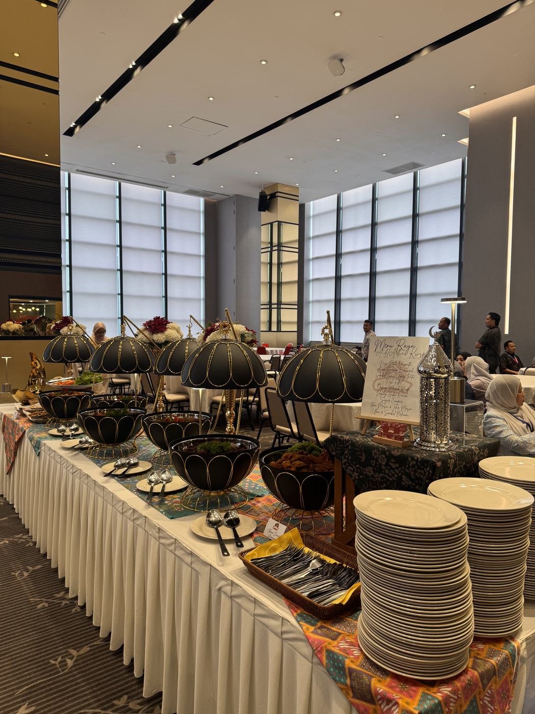 Barisan buffet House Of Cahaya Kingdom lengkap dengan pinggan tersusun di dewan majlis