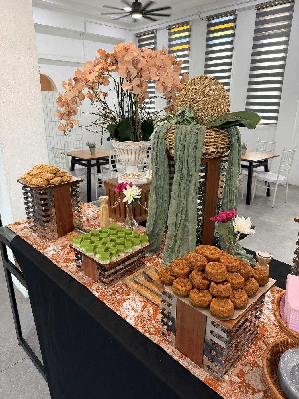 Dessert counter kuih-muih dengan hiasan orkid