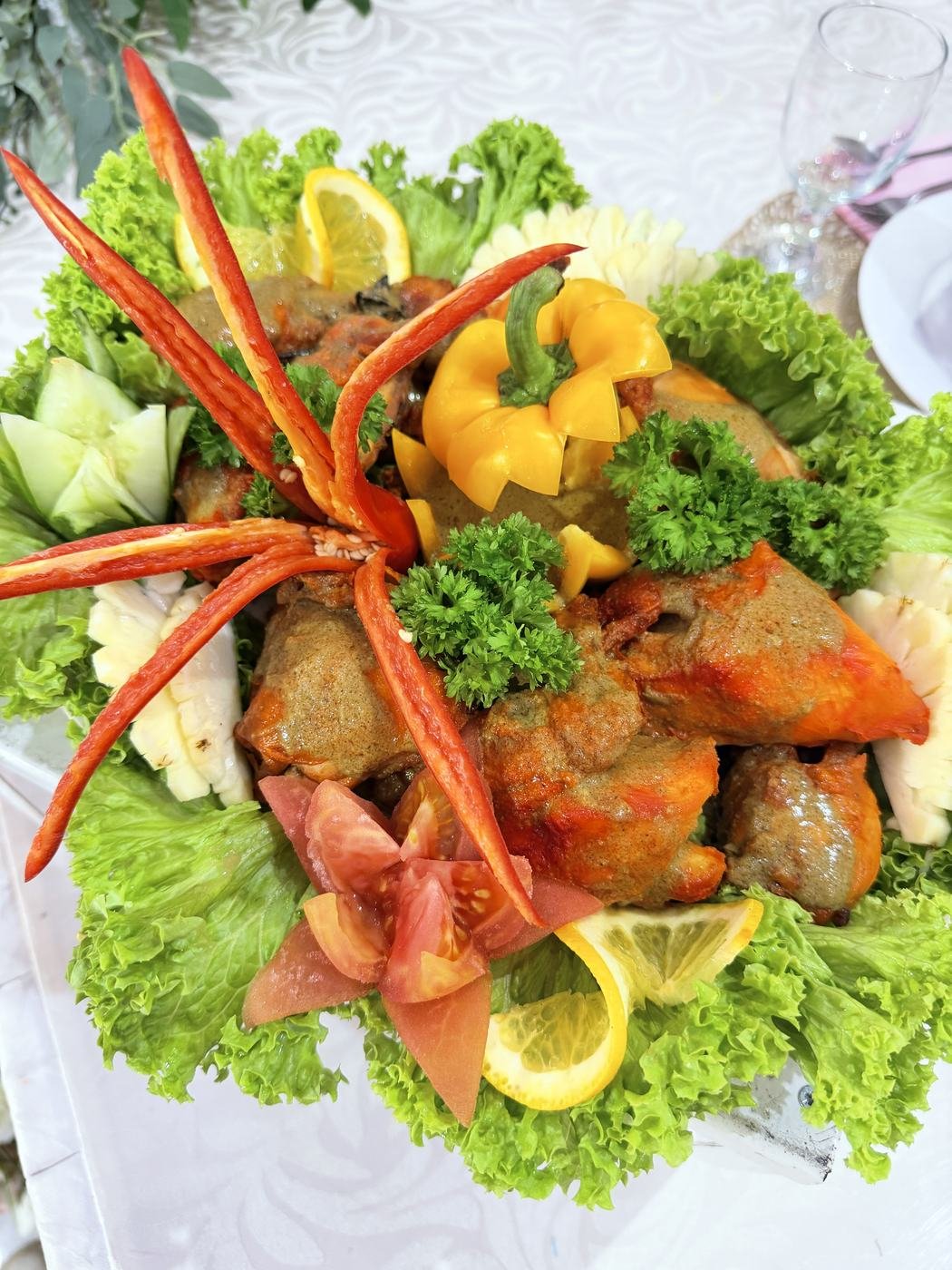Hidangan ayam masak dihias lada benggala dan salad