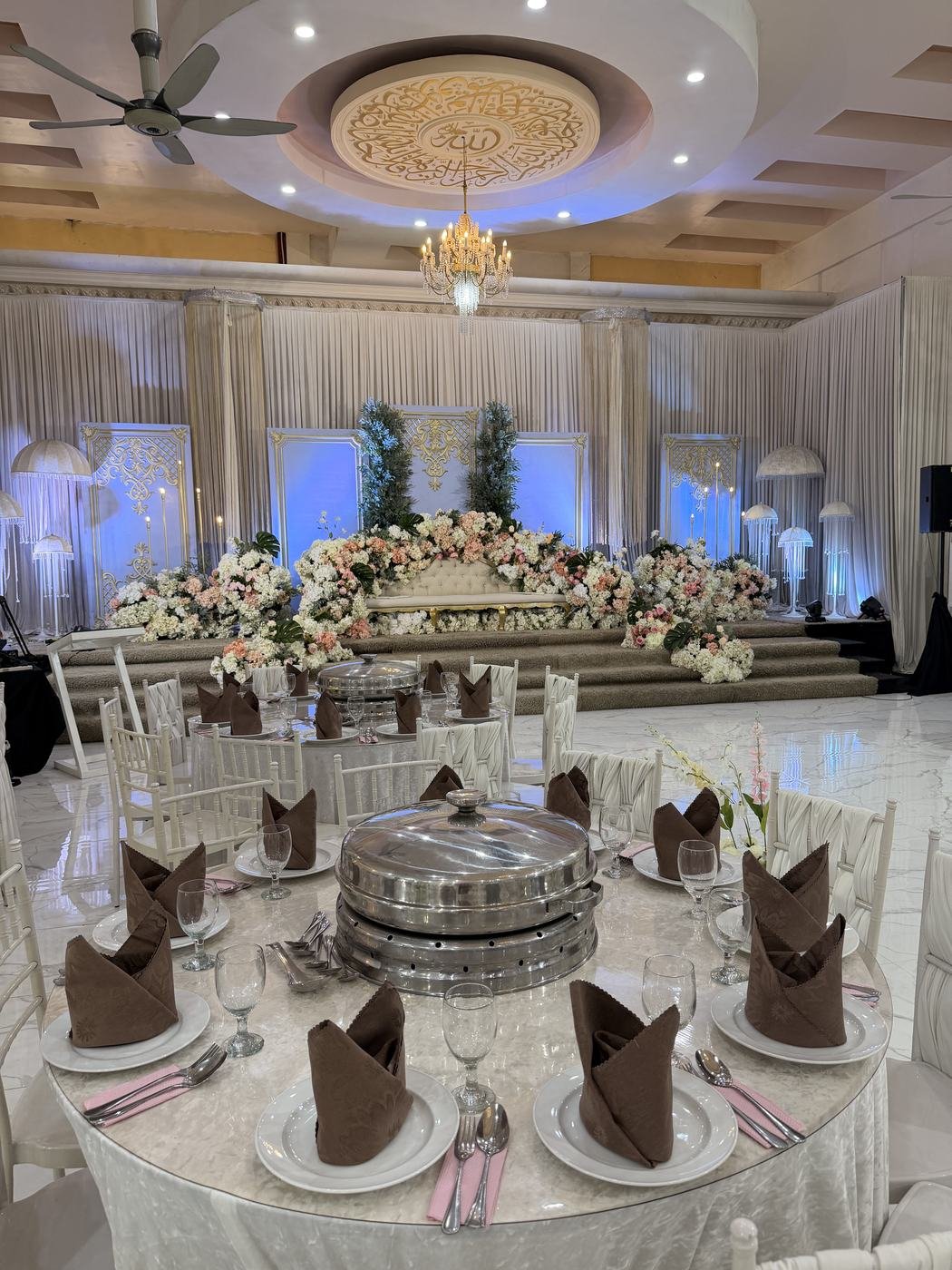 Meja bulat dan kerusi banquet tersusun rapi di dewan majlis