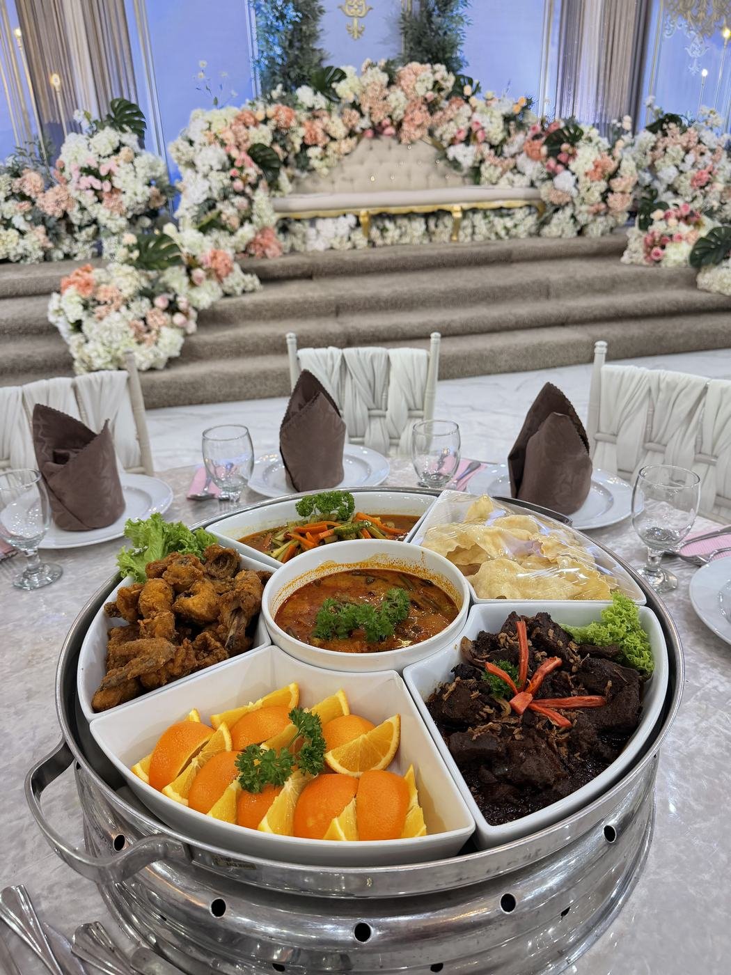 Dulang hidangan berlauk untuk satu meja tetamu