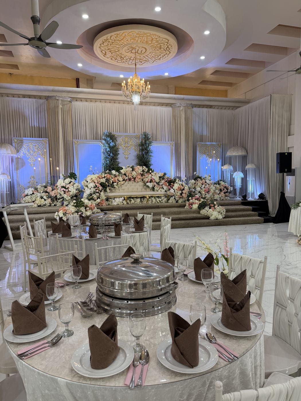 Susunan meja bulat dan kerusi banquet di dewan perkahwinan
